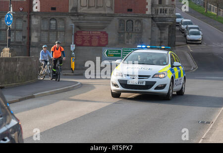 Bideford, North Devon, England, UK. Februar 2019. Polizeiauto auf ein blaues Licht mit zwei Offizieren an Bord Stockfoto