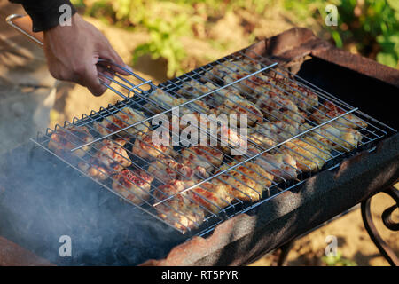 Grill hähnchen Braten, gegrilltes Fleisch ohne Knochen Pouletschenkel und Würzmittel Stockfoto