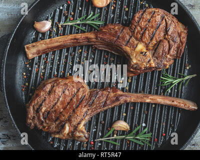 Gegrilltes Lamm Rindfleisch Rippen Kotelett auf dem Grill Pfanne, Gewürze, Koteletts Stockfoto