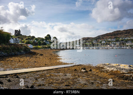 Tarbert Hafen an einem sonnigen Nachmittag im Herbst mit der alten Burg und Stadt. Stockfoto