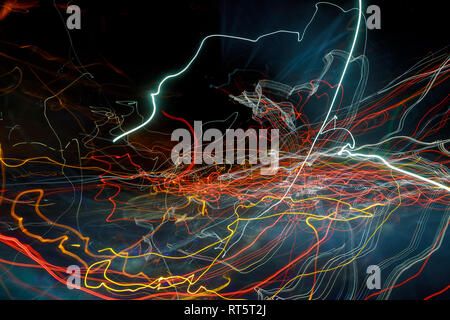 Buntes Laserlicht Effekt über einen schwarzen Hintergrund Stockfoto