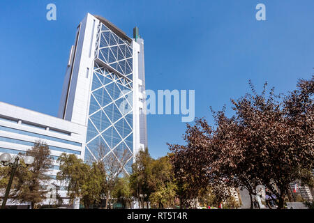 Santiago, Chile, April 21, 2017: Der Torre Telefónica (Telefon Tower). Mit 34 Etagen und 143 Meter hoch, hielt von 1996 bis 1999 den Titel. Stockfoto