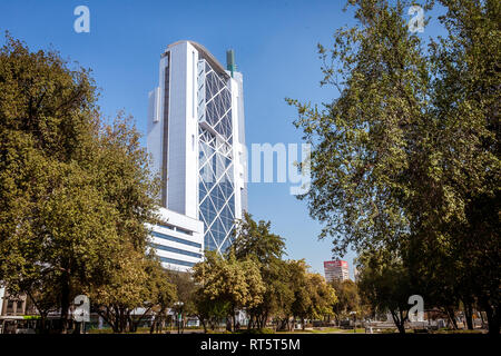 Santiago, Chile, April 21, 2017: Der Torre Telefónica (Telefon Tower). Mit 34 Etagen und 143 Meter hoch, hielt von 1996 bis 1999 den Titel. Stockfoto