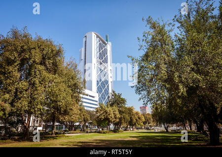 Santiago, Chile, April 21, 2017: Der Torre Telefónica (Telefon Tower). Mit 34 Etagen und 143 Meter hoch, hielt von 1996 bis 1999 den Titel. Stockfoto