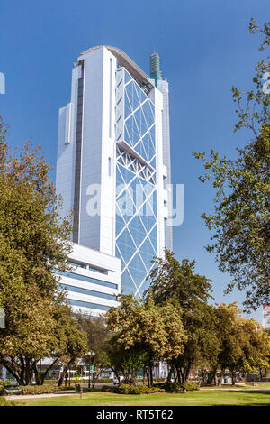 Santiago, Chile, April 21, 2017: Der Torre Telefónica (Telefon Tower). Mit 34 Etagen und 143 Meter hoch, hielt von 1996 bis 1999 den Titel. Stockfoto