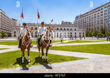 Santiago, Chile, 17. Dezember 2017: Zwei Wachen berittene Polizei außerhalb der Moneda Palace, Präsidentenpalast in Santiago, der Hauptstadt Chiles. Stockfoto