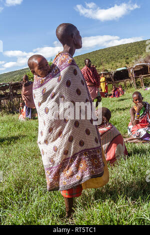 Die Masai Mara, Kenia, 23. Mai 2017: Frau der Masai Stamm mit seinem Baby in einem Tribal kenianischen Dorf Stockfoto