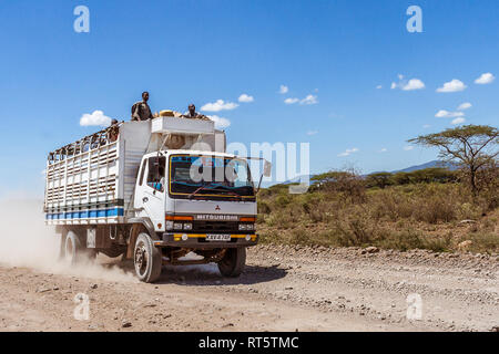 Nanyuki, Kenia, 18. Mai 2017: Menschen reisen auf einem steinigen Pfad in eine Spedition LKW Stockfoto