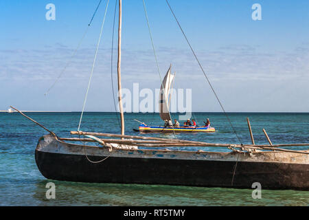 Anakao, Madagaskar, 2. August 2017: madagassischen Fischern der Vezo ethnische Gruppe Angeln in Anakao, südliche Madagaskar Stockfoto