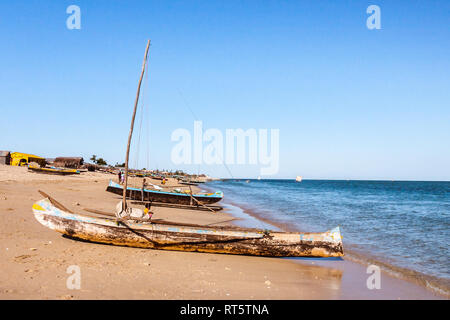 Anakao, Madagaskar, 2. August 2017: traditionelle Outrigger-Kanus im Fischerdorf Anakao, südliche Madagaskar Stockfoto