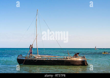 Anakao, Madagaskar, 2. August 2017: madagassischen Fischern der Vezo ethnische Gruppe Angeln in Anakao, südliche Madagaskar Stockfoto