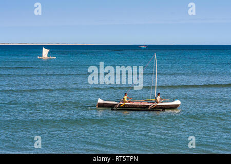 Anakao, Madagaskar, 2. August 2017: madagassische Seeleute rudern ihre Unterstände zu Anakao, südliche Madagaskar Stockfoto