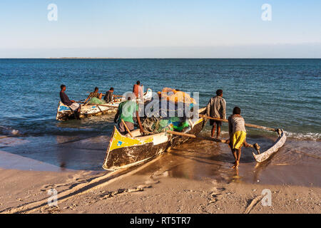 Anakao, Madagaskar, 2. August 2017: madagassischen Fischern der Vezo ethnische Gruppe Angeln in Anakao, südliche Madagaskar Stockfoto