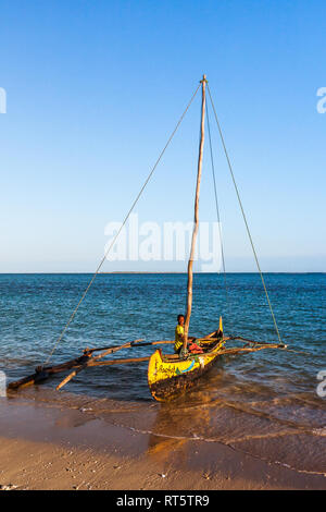 Anakao, Madagaskar, 2. August 2017: madagassischer Fischer von Vezo ethnische Gruppe Angeln in Anakao, südliche Madagaskar Stockfoto