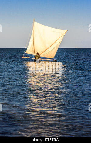 Anakao, Madagaskar, 2. August 2017: Ein traditionelles Outrigger Kanu aus segeln Anakao im Süden von Madagaskar Stockfoto