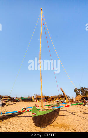 Anakao, Madagaskar, 1. August 2017: Traditionelle Outrigger Kanu im Fischerdorf Anakao, südliche Madagaskar Stockfoto