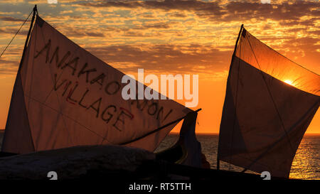 Anakao, Madagaskar, 1. August 2017: Sonnenuntergang auf den madagassischen Segel der Vezo ethnische Gruppe in Anakao, Süden von Madagaskar Stockfoto