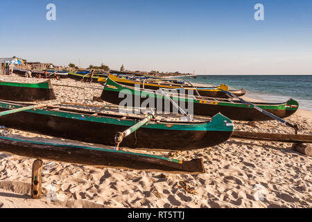 Anakao, Madagaskar, 1. August 2017: Traditionelle Outrigger Kanu im Fischerdorf Anakao, südliche Madagaskar Stockfoto