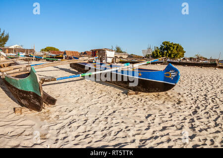 Anakao, Madagaskar, 1. August 2017: Traditionelle Outrigger Kanu im Fischerdorf Anakao, südliche Madagaskar Stockfoto