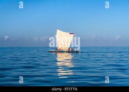 Anakao, Madagaskar, 21. Oktober 2016: Ein traditionelles Outrigger Kanu aus segeln Anakao im Süden von Madagaskar Stockfoto