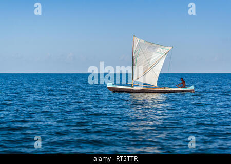 Anakao, Madagaskar, 21. Oktober 2016: Ein traditionelles Outrigger Kanu aus segeln Anakao im Süden von Madagaskar Stockfoto