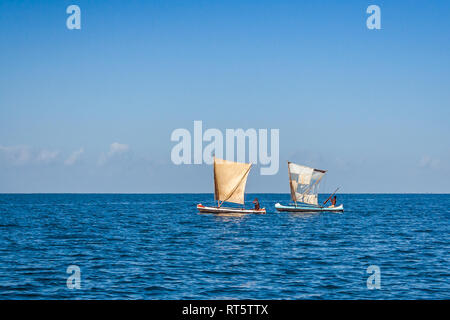 Anakao, Madagaskar, 21. Oktober 2016: Zwei traditionelle Outrigger-Kanus aus segeln Anakao im Süden von Madagaskar Stockfoto