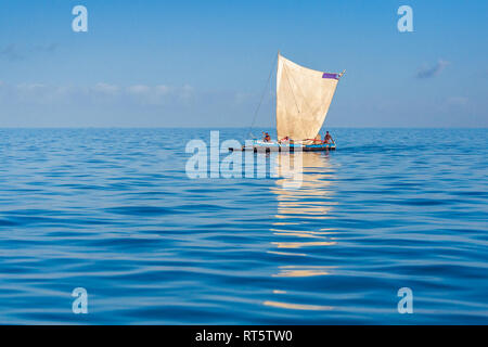 Anakao, Madagaskar, 21. Oktober 2016: Ein traditionelles Outrigger Kanu aus segeln Anakao im Süden von Madagaskar Stockfoto