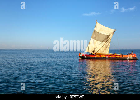 Anakao, Madagaskar, 21. Oktober 2016: Ein traditionelles Outrigger Kanu aus segeln Anakao im Süden von Madagaskar Stockfoto