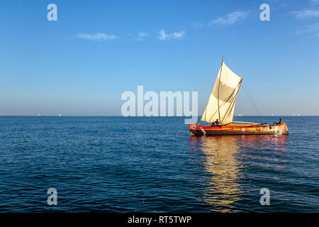 Anakao, Madagaskar, 21. Oktober 2016: Ein traditionelles Outrigger Kanu aus segeln Anakao im Süden von Madagaskar Stockfoto