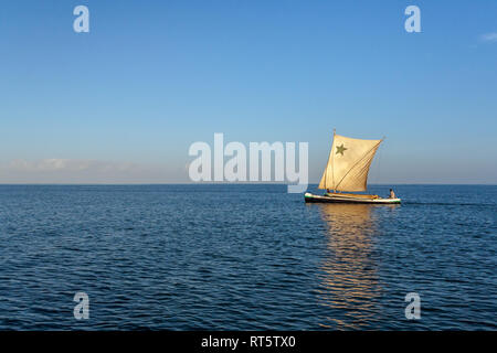 Anakao, Madagaskar, 21. Oktober 2016: Ein traditionelles Outrigger Kanu aus segeln Anakao im Süden von Madagaskar Stockfoto