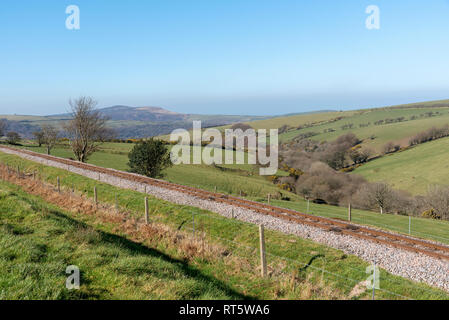 Parracombe, Devon, England, Großbritannien, Februar 2019. Eine Ansicht der Heddon Tal auf Exmoor mit einer schmalen guage Bahnlinie der Lynton & Barnstaple Railw Stockfoto