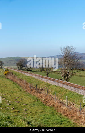 Parracombe, Devon, England, Großbritannien, Februar 2019. Eine Ansicht der Heddon Tal auf Exmoor mit einer schmalen guage Bahnlinie der Lynton & Barnstaple Railw Stockfoto