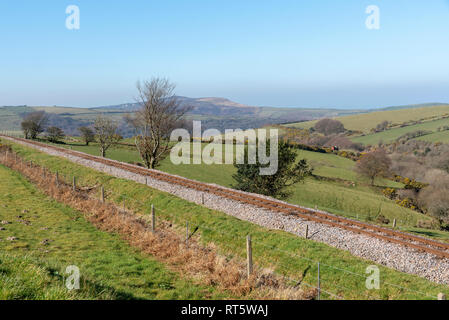 Parracombe, Devon, England, Großbritannien, Februar 2019. Eine Ansicht der Heddon Tal auf Exmoor mit einer schmalen guage Bahnlinie der Lynton & Barnstaple Railw Stockfoto