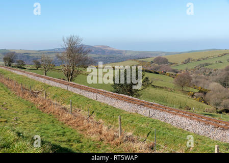 Parracombe, Devon, England, Großbritannien, Februar 2019. Eine Ansicht der Heddon Tal auf Exmoor mit einer schmalen guage Bahnlinie der Lynton & Barnstaple Railw Stockfoto