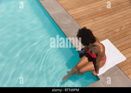 Frau Entspannung in einen Pool an einem sonnigen Tag Stockfoto