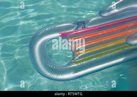 Aufblasbare tube Floating in einem Pool Stockfoto