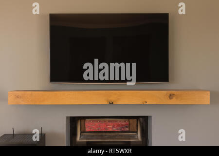 An der Wand montierte Fernseher zu Hause Stockfoto