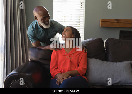 Senior paar Spaß im Wohnzimmer zu Hause in Stockfoto