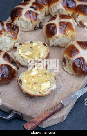 Hausgemachte Hot Cross Buns Stockfoto