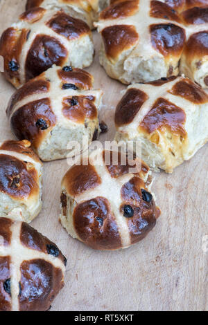 Hausgemachte Hot Cross Buns Stockfoto