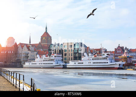 Schiffe in der Mottlau und die Kuppeln der Kirchen, Danzig, Polen. Stockfoto