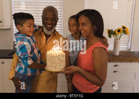 Multi-Generation, Familie Geburtstag zu Hause feiern. Stockfoto