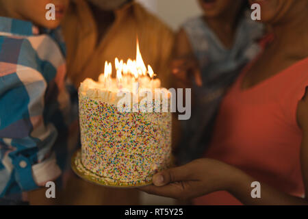 Multi-Generation, Familie Geburtstag zu Hause feiern. Stockfoto