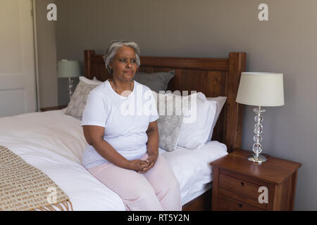 Ältere Frau im Schlafzimmer zu Hause Stockfoto