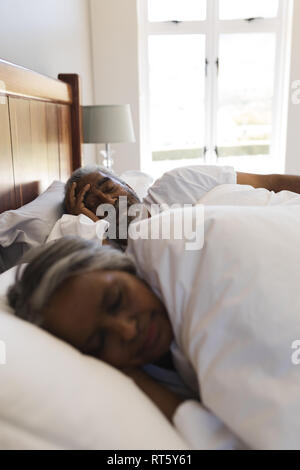 Senior Paar schlafen im Schlafzimmer zu Hause Stockfoto