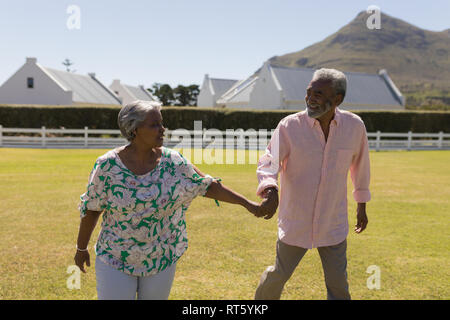 Senior paar Hand in Hand auf den Hinterhof Stockfoto