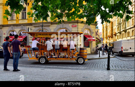 Jungs Feilbieten von der Prager Bier Bike im Zentrum der Prager Altstadt Stockfoto