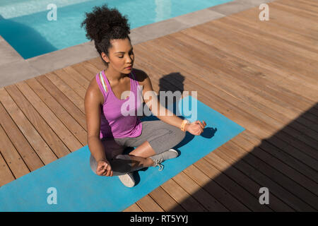 Frau durchführen Yoga im Hinterhof des Hauses Stockfoto