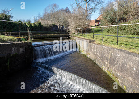 Wasserfall an der Trent und Mersey Canal, Festival Park, Stoke-on-Trent Stockfoto