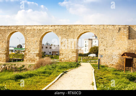 Alte Kamares Aquädukt in Larnaca, Zypern. Stockfoto